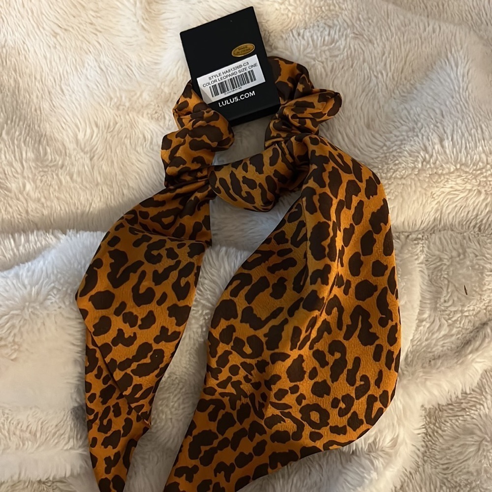 LULUS leopard hair scrunchie - Picture 3 of 4